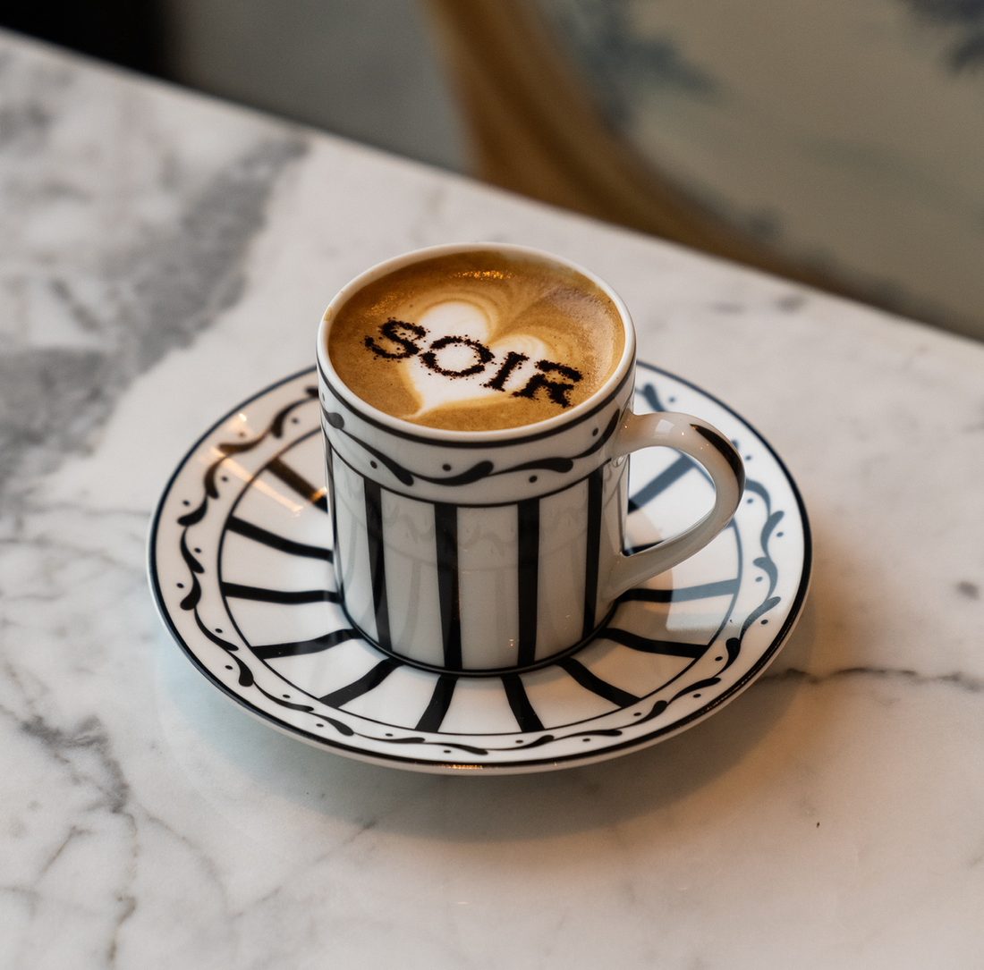 A latte with SOIR dusted on the foam