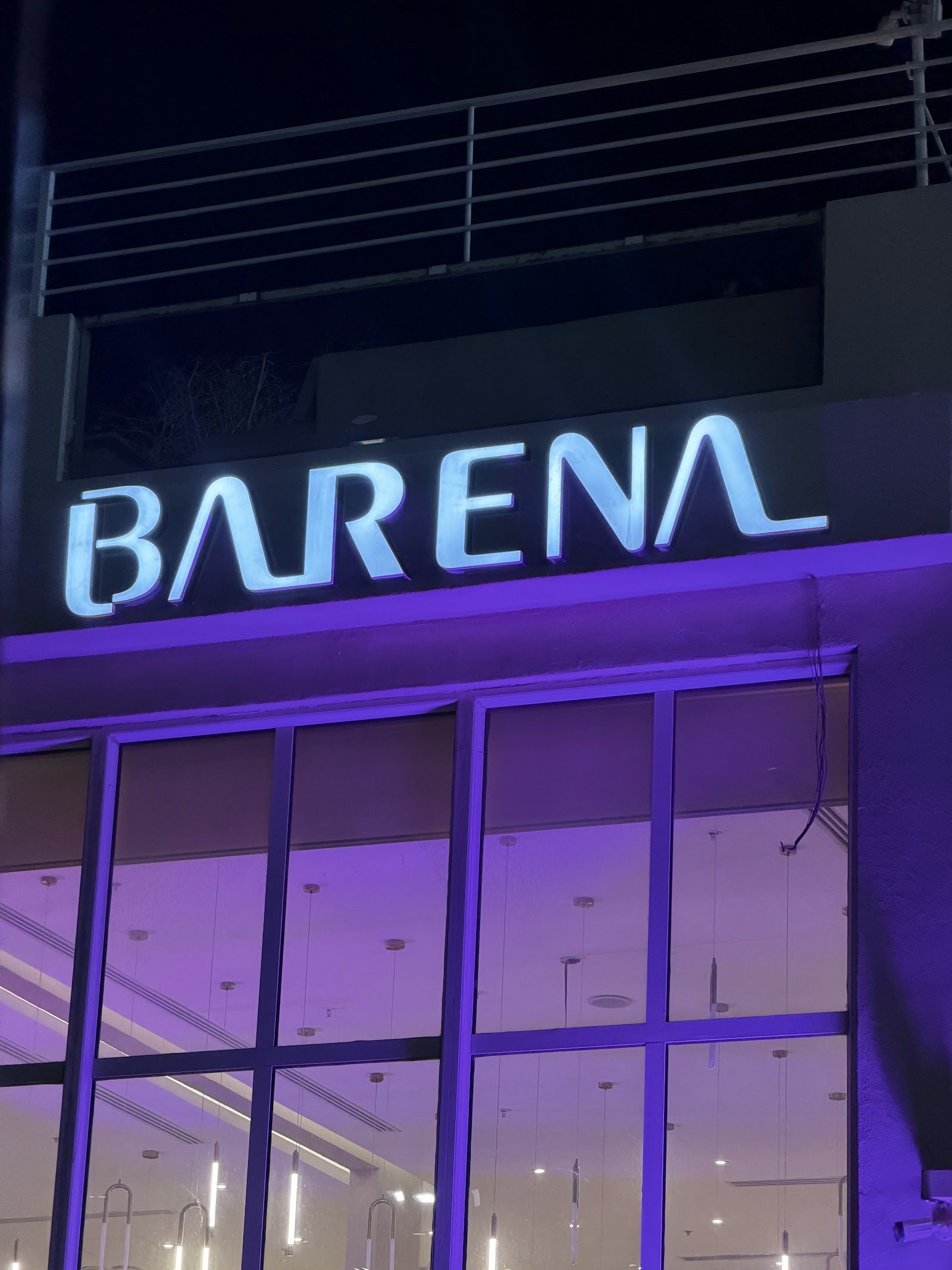 واجهة بارينا المضيئة ليلًا / Barena lit storefront