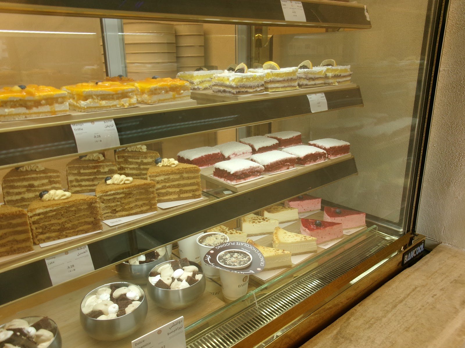 عرض الحلويات والمخبوزات / Pastry display case