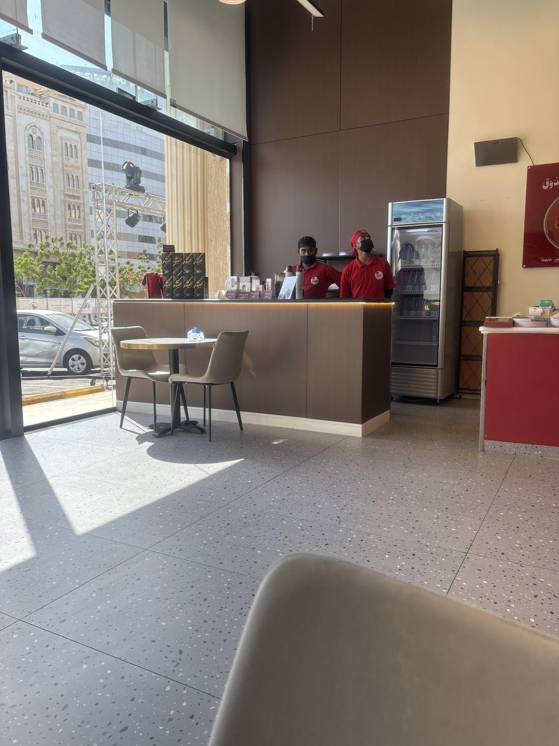 فريق العمل عند الكاونتر