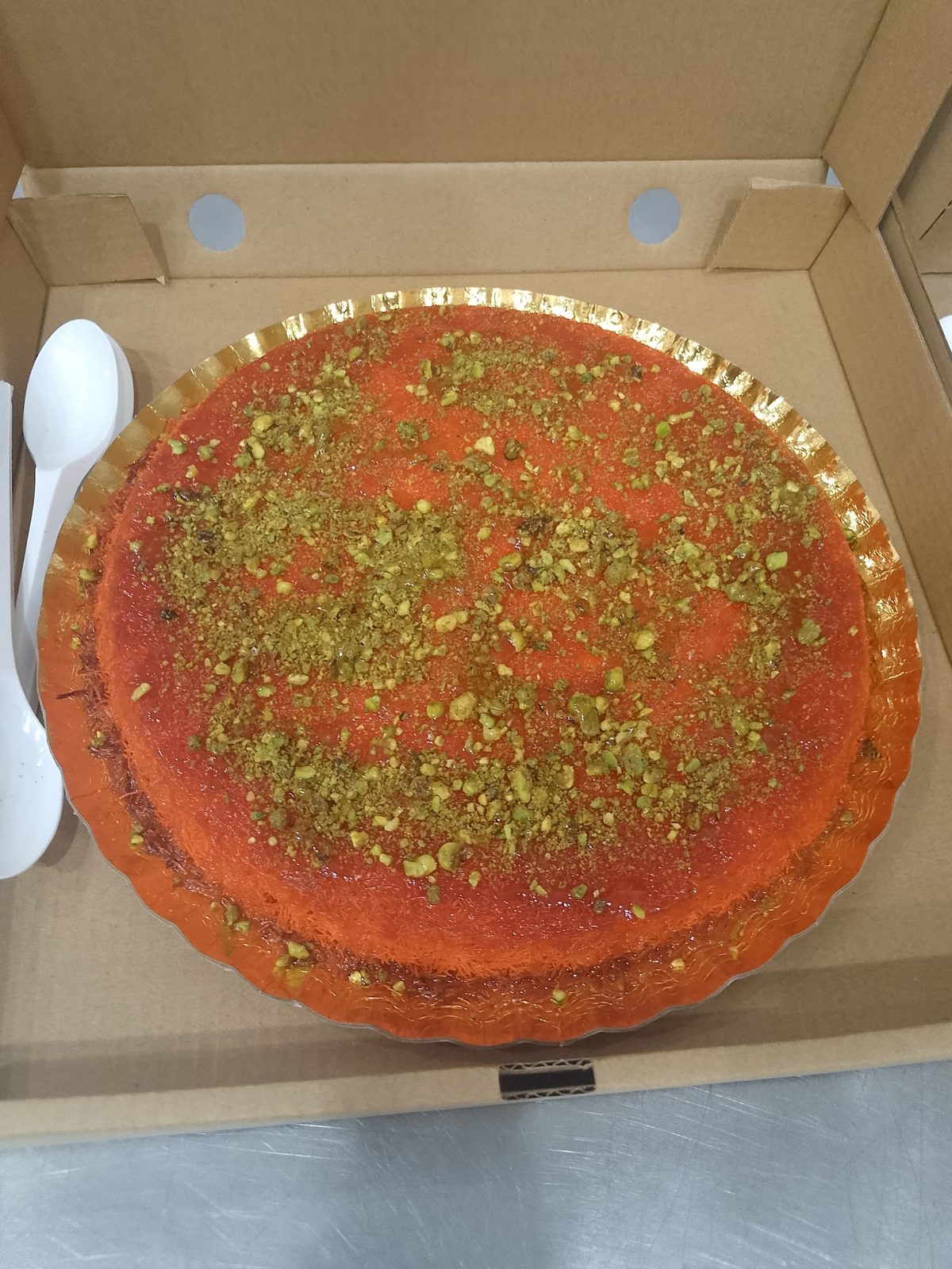 Whole Nabulsi kunafa topped with pistachio