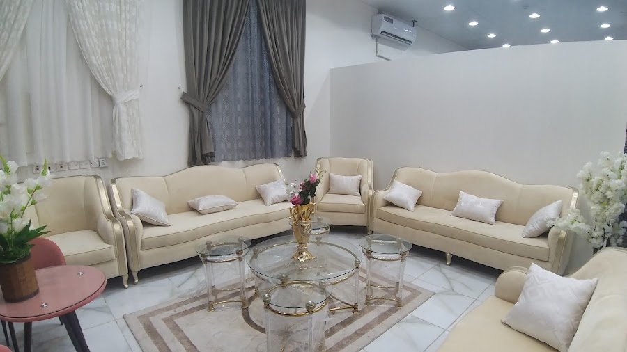 مجلس بكنب كريمي وطاولات زجاجية بحواف ذهبية