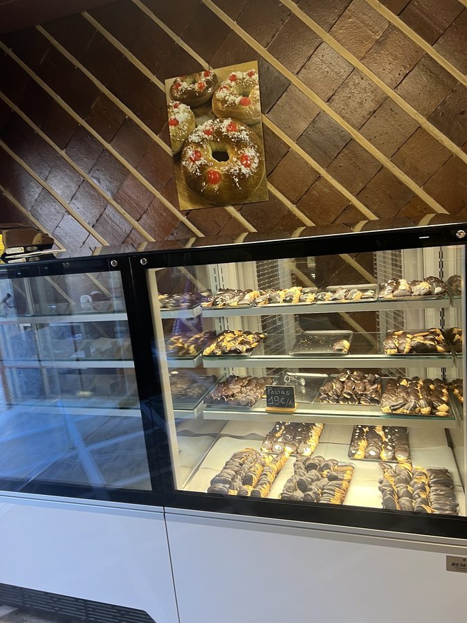Vitrina interior de Molinga con bollería y dulces artesanos.