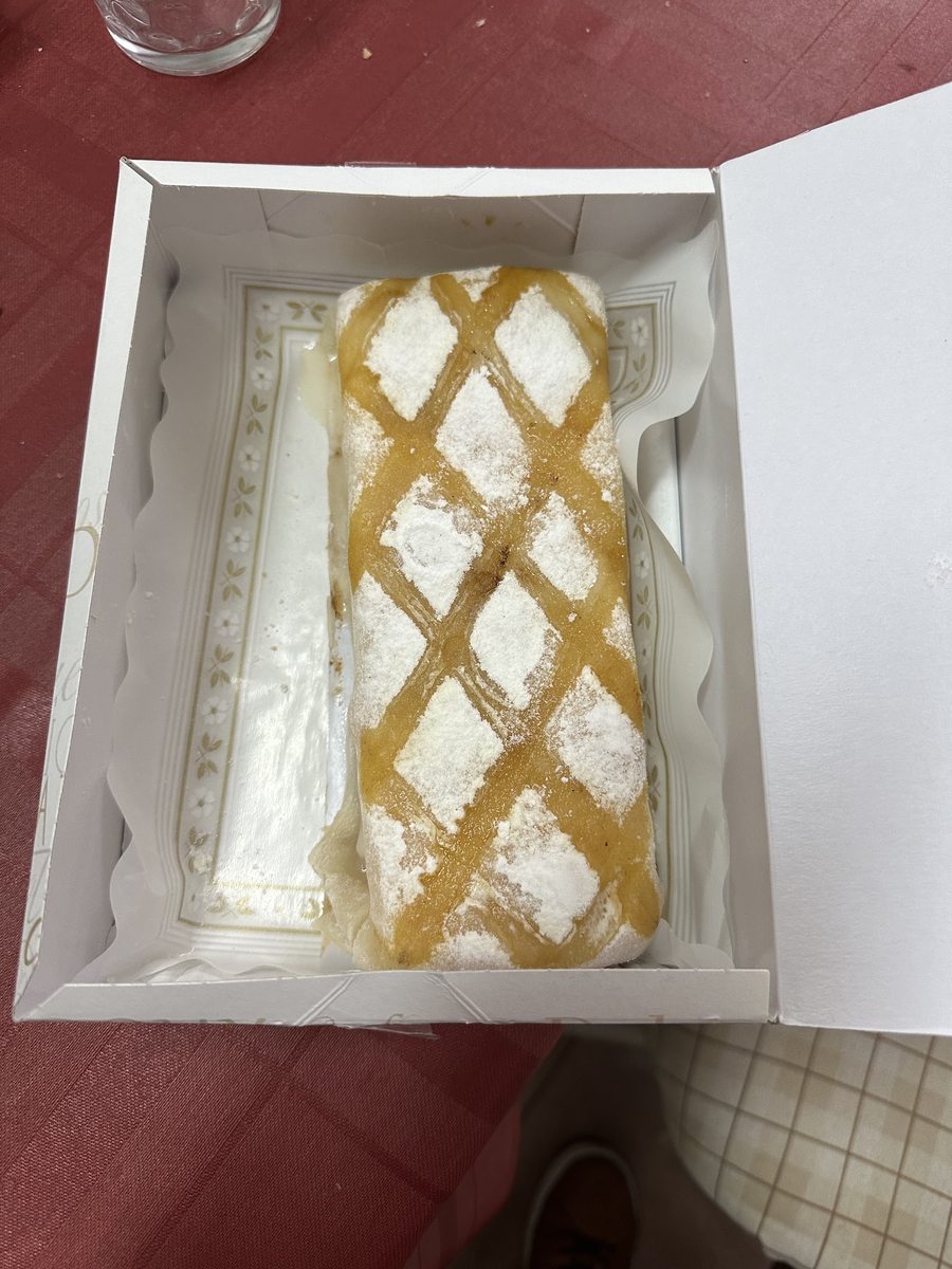 Ponche Segoviano de Molinga en su caja, con la característica retícula de azúcar en rombos por encima.