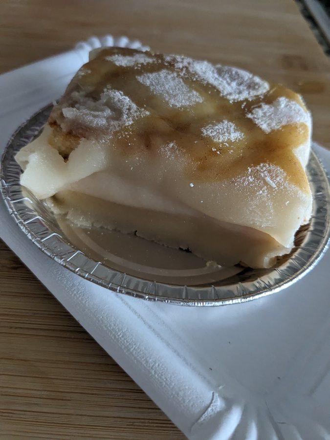 Porción de Ponche Segoviano de Molinga: capa de azúcar caramelizado por encima y relleno de crema y mazapán.