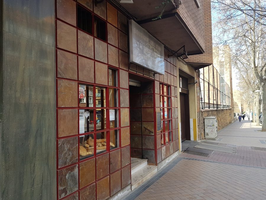 Vista de calle de la panadería Molinga en Segovia.