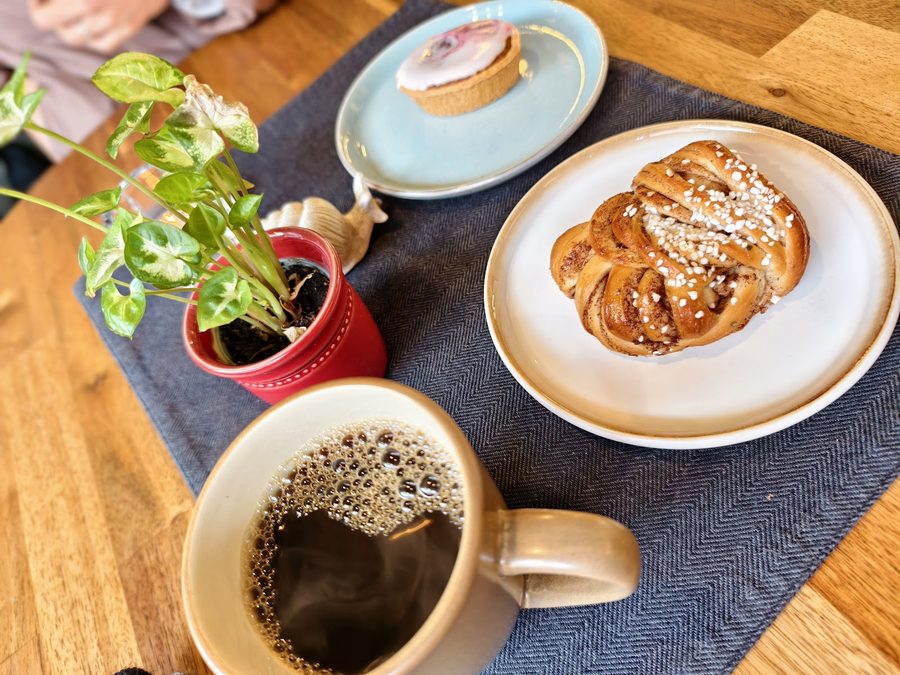 En nygräddad bulle serverad med kaffe.