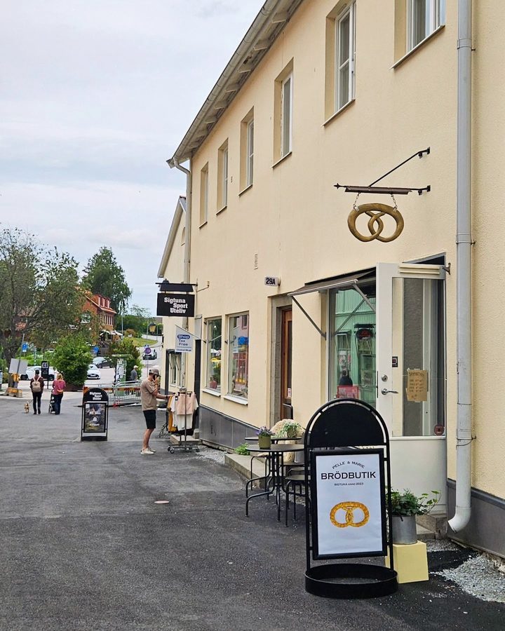 Butikens skylt och fasad på Stora Gatan i Sigtuna.