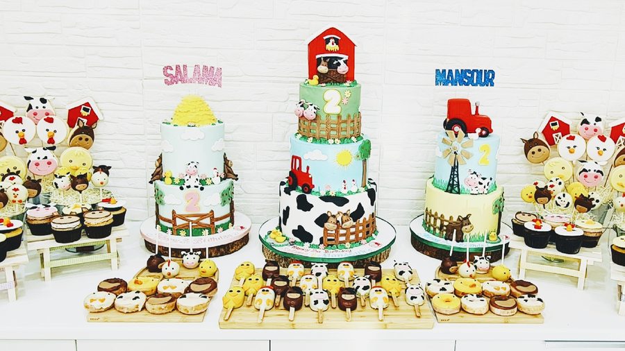 تجهيز حفلة بثلاث كيكات متعددة الطبقات مع كب كيك وكيك بوبس — three-tier custom cake spread