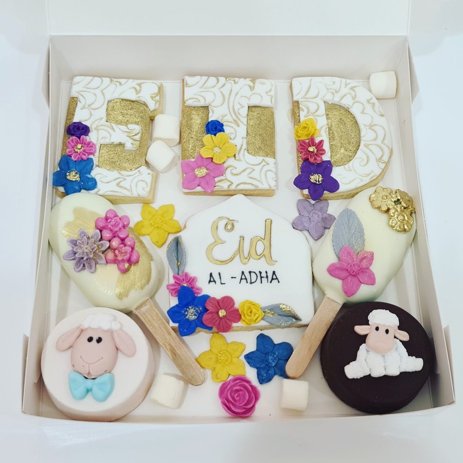علبة هدايا حلويات بمناسبة العيد — Eid gift box of cookies and cake pops
