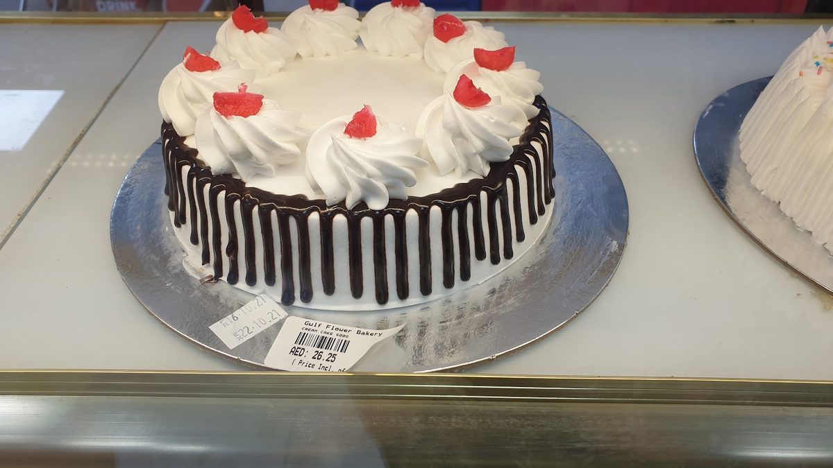 كيك بالكريمة مع تزيين الشوكولاتة من مخبز زهرة الخليج / Cream cake with whipped-cream rosettes and chocolate drip at Gulf Flower Bakery