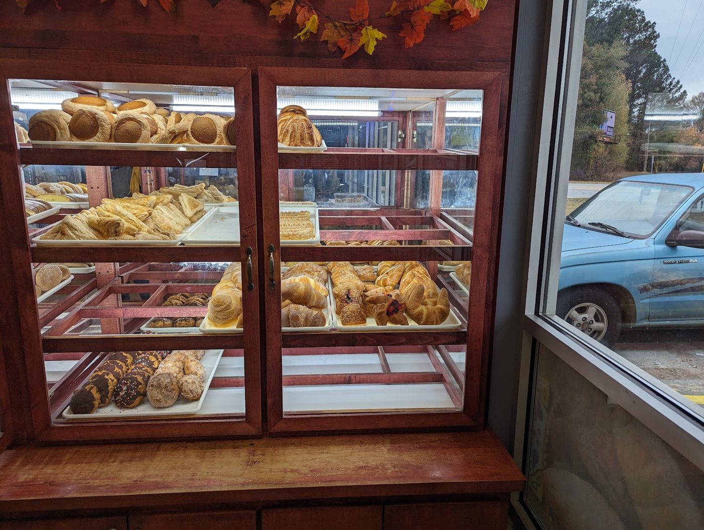 Mixed pastry case with croissants, empanadas and conchas