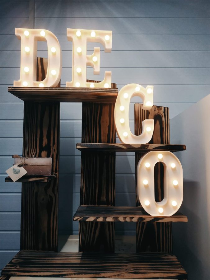Rincón interior de la panadería con letras decorativas iluminadas