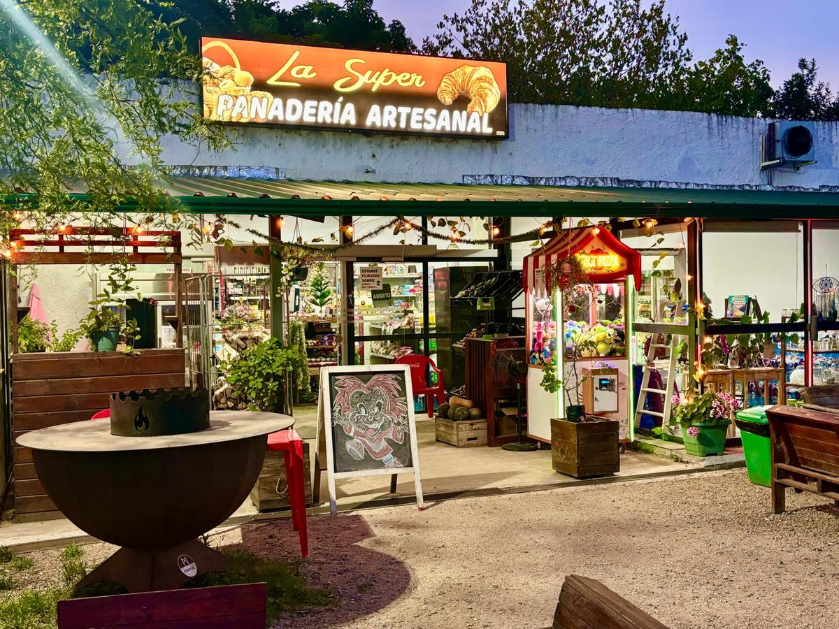 Fachada de La Super Panadería Artesanal con su cartel iluminado, en Camino Sanguinetti, Montevideo